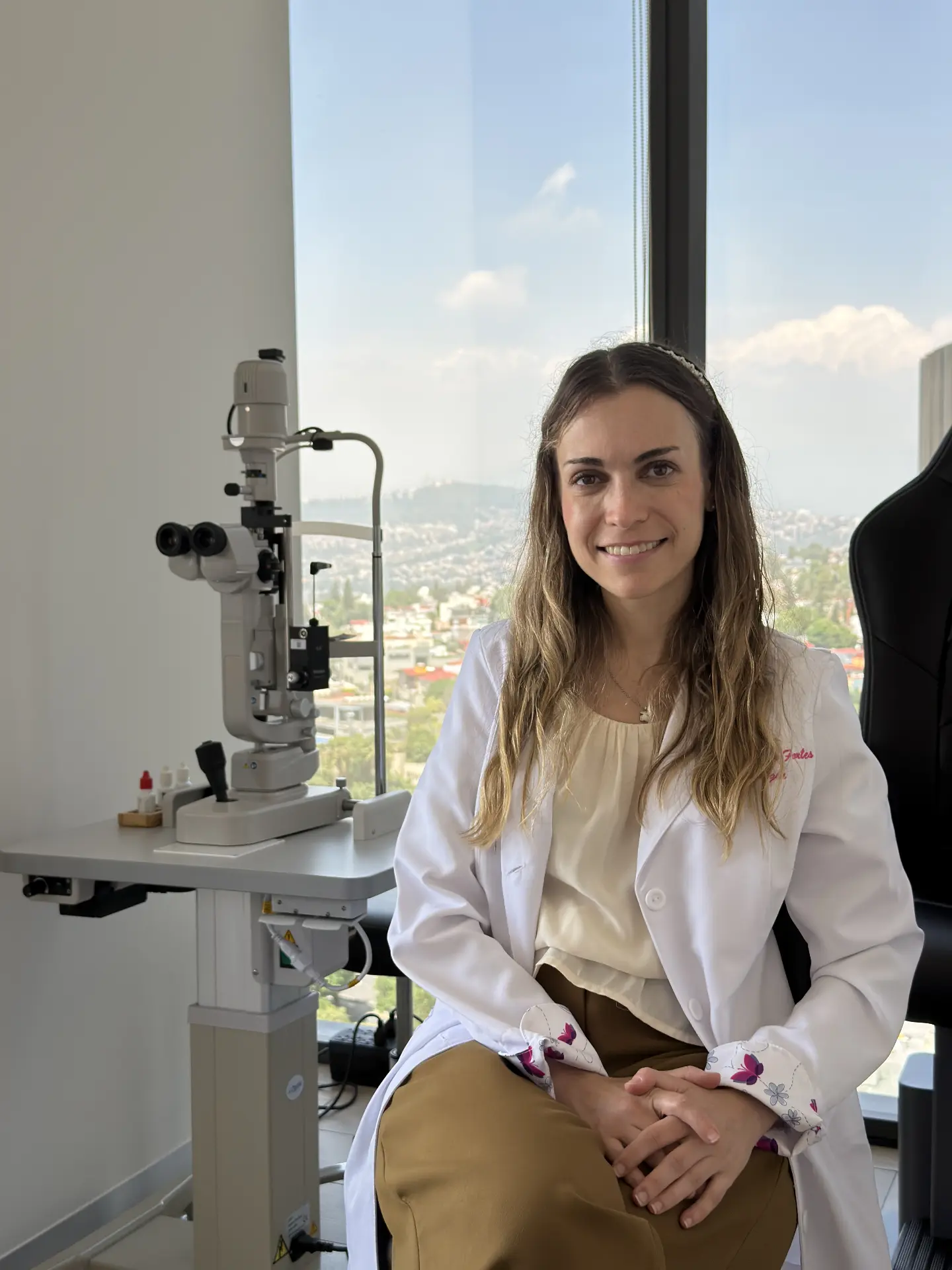Dra. Lucía Gabián Fortes en su consultorio de oftalmología